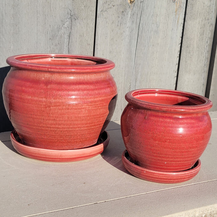 A pair of rounded red Speckle Planters, one larger and one smaller.